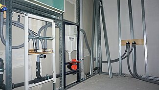 Wohnungsvorwandinstallation bestehend aus: WT-Element VIS Conel, WC-Element Grohedal, Badewanne mit Viega Sanfix Wasserseitig verrohrt, Abwasserstrang Ostendorf Skolan und Abwasseranbindung HT Safe Ostendorf Wohnungsvorwandinstallation bestehend aus: WT-Element VIS Conel, WC-Element Grohedal, Badewanne mit Viega Sanfix Wasserseitig verrohrt, Abwasserstrang Ostendorf Skolan und Abwasseranbindung HT Safe Ostendorf
