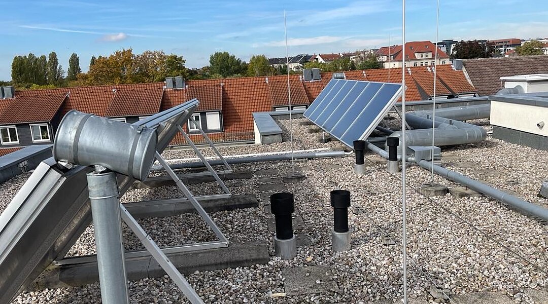 Solarthermie-Kollektoren auf dem Flachdach der Rosentalterrassen in Leipzig