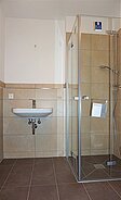 Bad mit Dusche bestehend aus: Vigour Derby Style Waschtisch, Grohe Eurosmart Einhand Armatur, Vigour Derby Style Wand WC, Vigour Duschrinne , Duka Duschtrennwand