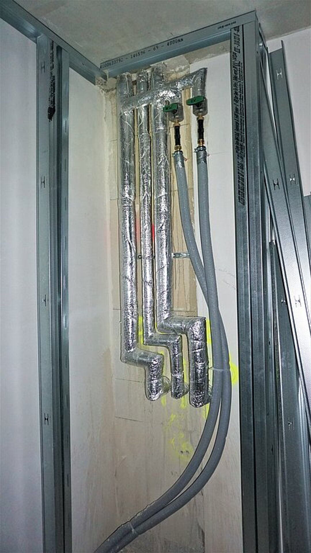 TW Strang mit Wohnungsabsperrkugelhähnen TW Strang mit Wohnungsabsperrkugelhähnen