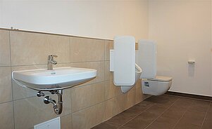 WC Gewerbeeinheit bestehend aus: Vigour Derby Style Waschtisch, Grohe Eurosmart Einhand Armatur, Vigour Derby Style Wand WC, Vigour Derby Style Urinal, Geberit Urinal Trennwand