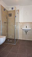 Bad mit Dusche bestehend aus: Vigour Derby Style Waschtisch, Grohe Eurosmart Einhand Armatur, Vigour Derby Style Wand WC, Vigour Duschrinne , Duka Duschtrennwand