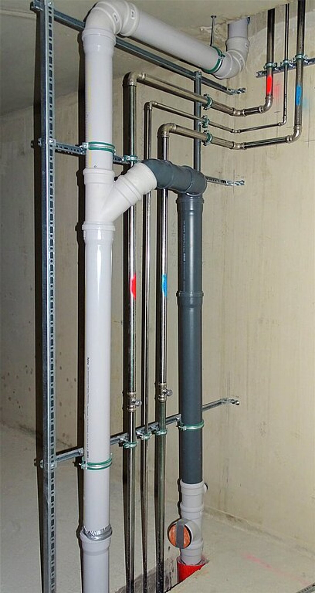 Wasser- und Abwasserstränge, Wiegand Straße 1