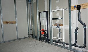 Wohnungsvorwandinstallation: WT-Element VIS Conel, WC-Element Grohedal, Badewannenanschluss, Waschmaschinen.- und Küchenabfluss, Abwasserstrang Ostendorf Skolan und Abwasseranbung HT Safe Ostendorfind Wohnungsvorwandinstallation: WT-Element VIS Conel, WC-Element Grohedal, Badewannenanschluss, Waschmaschinen.- und Küchenabfluss, Abwasserstrang Ostendorf Skolan und Abwasseranbung HT Safe Ostendorfind