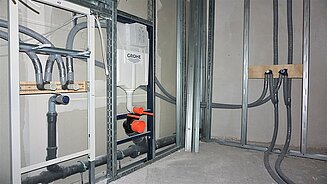 Wohnungsvorwandinstallation bestehend aus: WT-Element VIS Conel, WC-Element Grohedal, Badewanne mit Viega Sanfix Wasserseitig verrohrt, Abwasserstrang Ostendorf Skolan und Abwasseranbindung HT Safe Ostendorf Wohnungsvorwandinstallation bestehend aus: WT-Element VIS Conel, WC-Element Grohedal, Badewanne mit Viega Sanfix Wasserseitig verrohrt, Abwasserstrang Ostendorf Skolan und Abwasseranbindung HT Safe Ostendorf