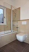 Bad mit Wanne bestehend aus: Vigour Derby Style Waschtisch, Grohe Eurosmart Einhand Armatur, Vigour Derby Style Wand WC, Badewanne Kaldewei Saniform, Duka Duschtrennwand