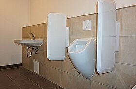 WC Gewerbeeinheit bestehend aus: Vigour Derby Style Waschtisch, Grohe Eurosmart Einhand Armatur, Vigour Derby Style Wand WC, Vigour Derby Style Urinal, Geberit Urinal Trennwand