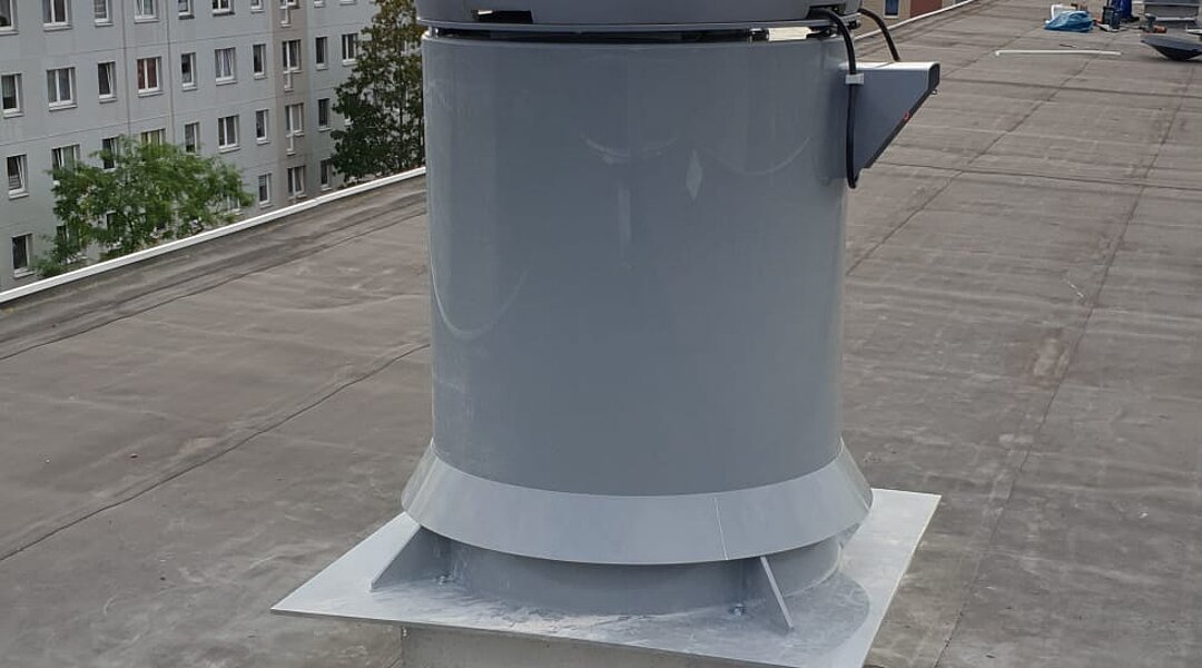 Neuer Dachventilator der Lüftungsanlage auf dem Flachdach eines Wohnblocks in Leipzig-Grünau
